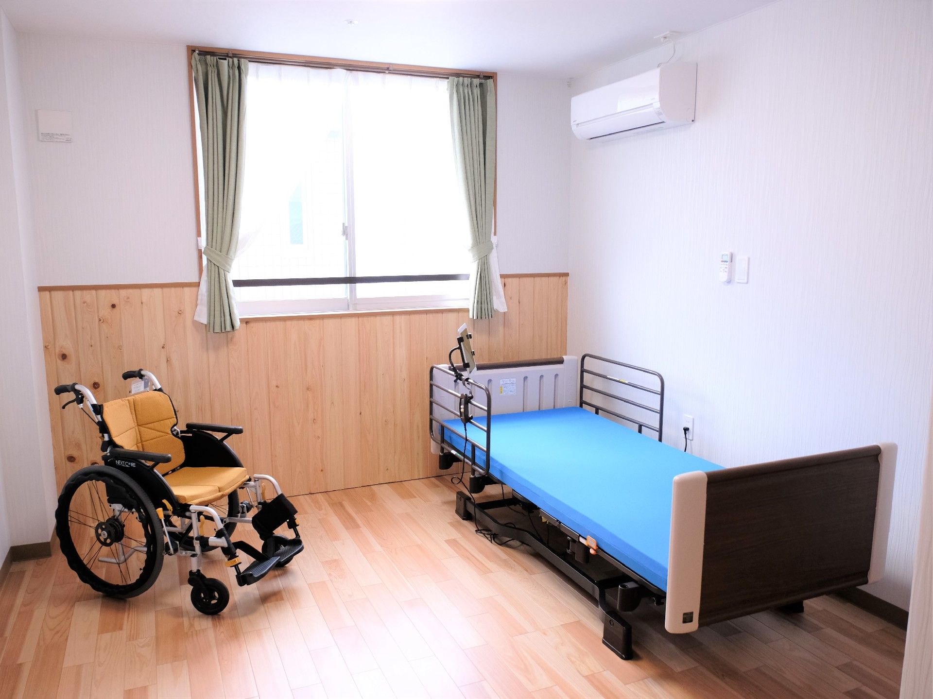 ひとりで部屋でくつろいでいる男性。ホワイトを基調とした部屋で明るい様子が分かる