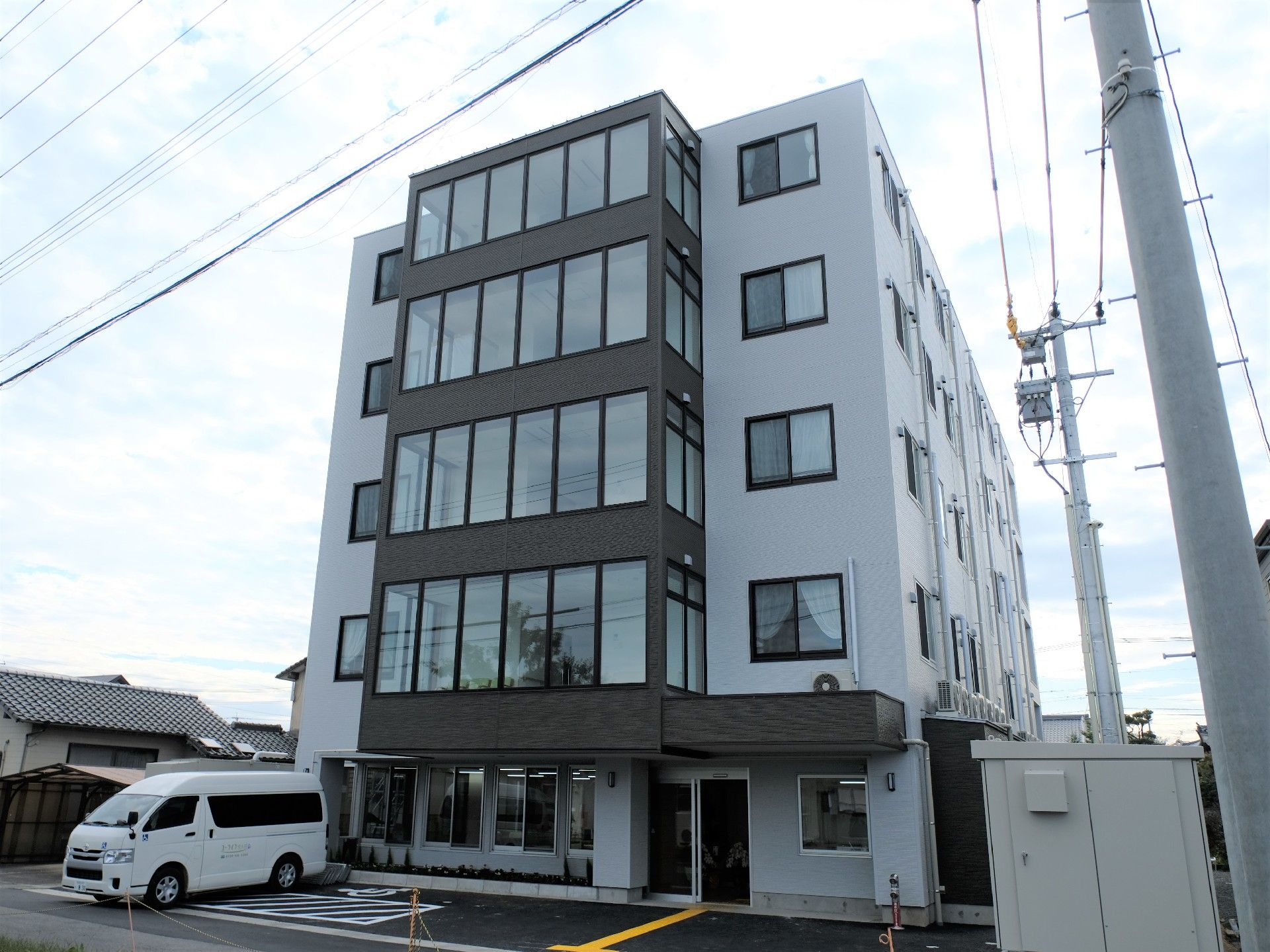 建物内で仕事をしているスタッフ。誰かに目線を合わせ、会話しようとしている。