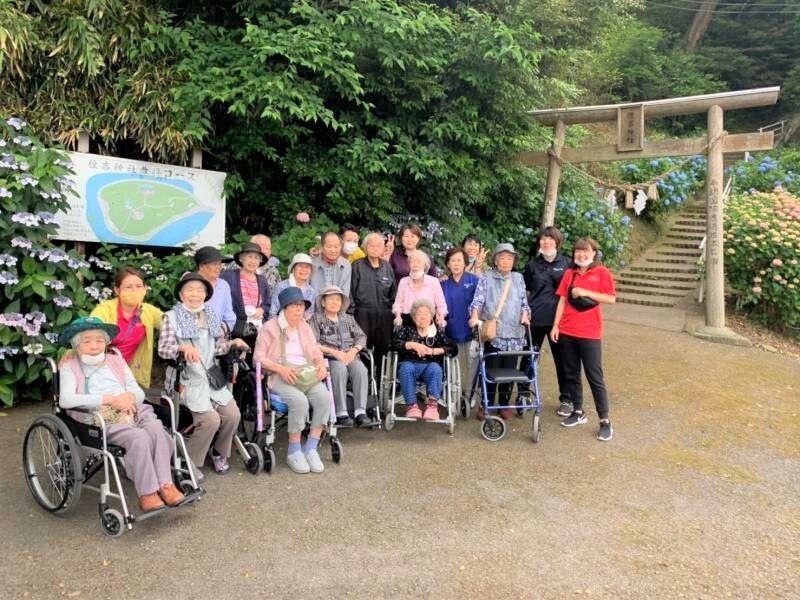 右手には鳥居があり、その前に並んで記念撮影。敷地内には青やピンクのアジサイがたくさん咲いている。