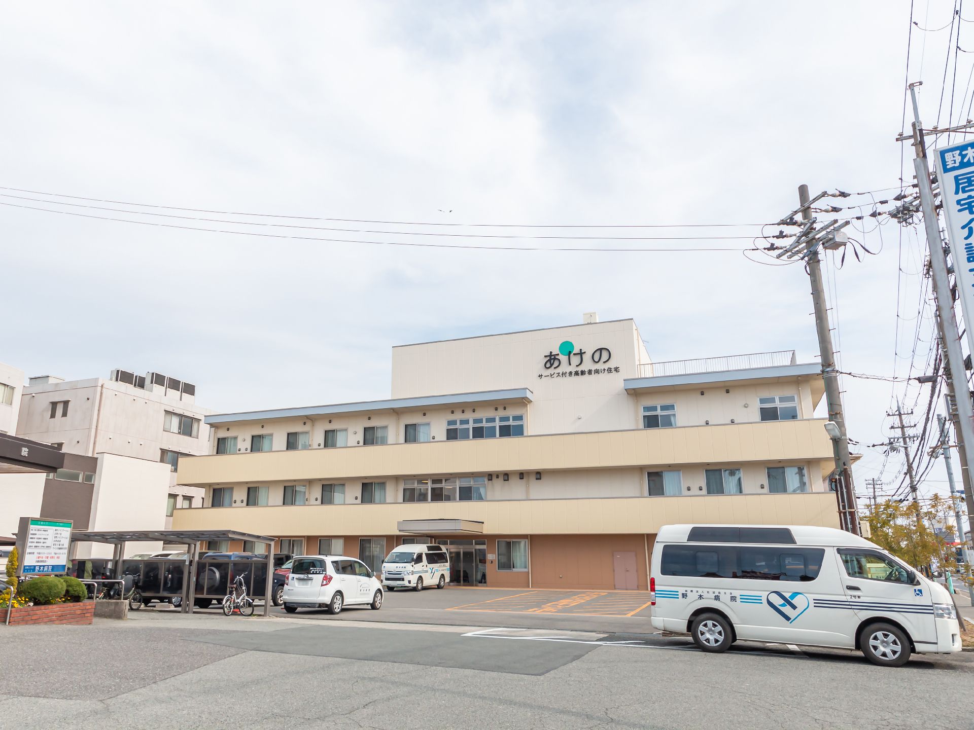 近隣に駐車場が設置されている介護施設の外観