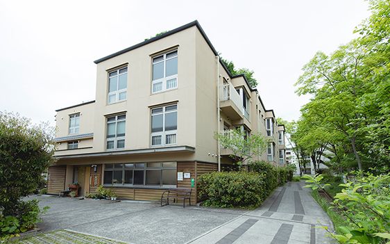 緑豊かな施設外観