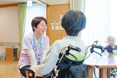 笑顔で会話するスタッフと利用者