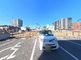 広々とした駐車場の外観