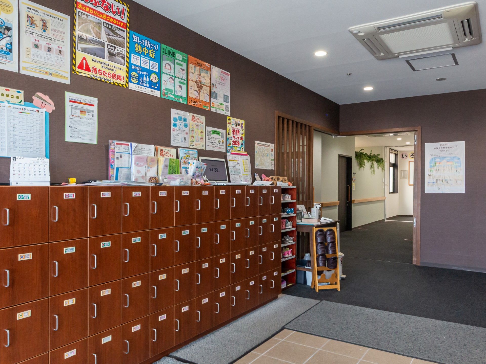 靴箱と掲示物のある入口