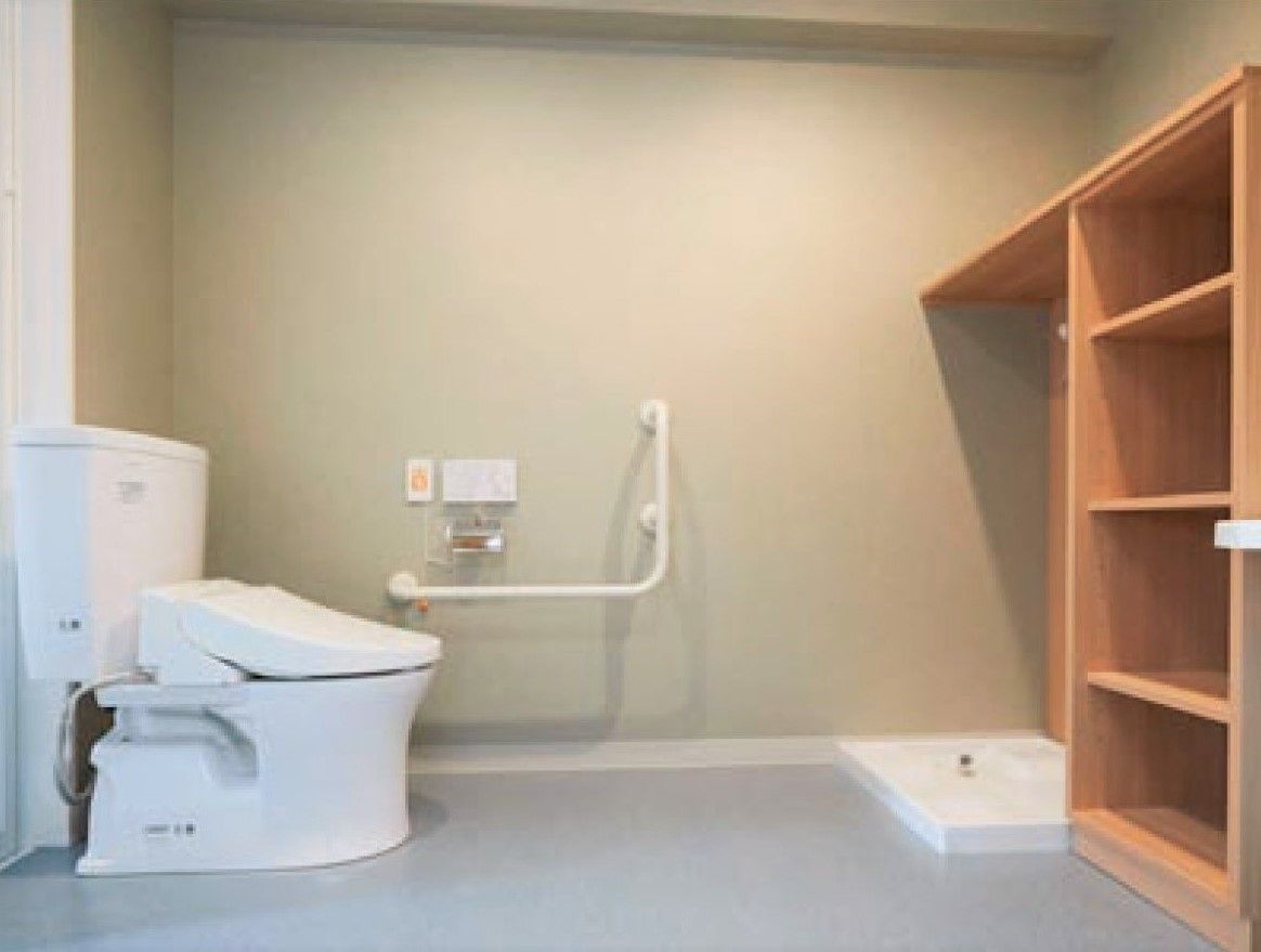 広めの空間にトイレと物置だ名がある。緊急コール付きのトイレ