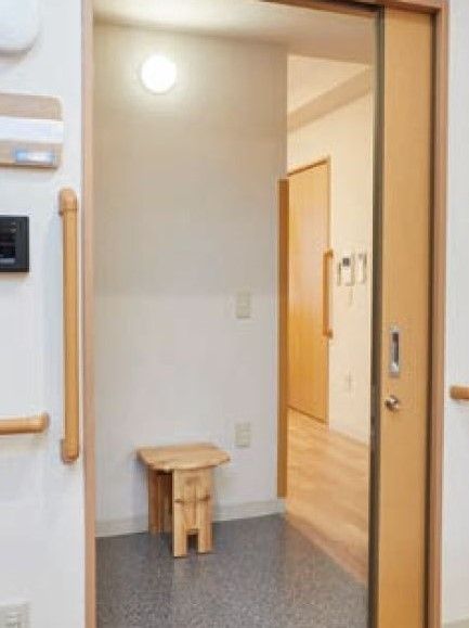 ドアの向こう側に廊下が見えている様子。部屋の中から外を眺めている感じ
