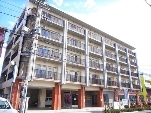 鉄骨造の建物が写っている写真。１階部分は駐車場スペースになっている