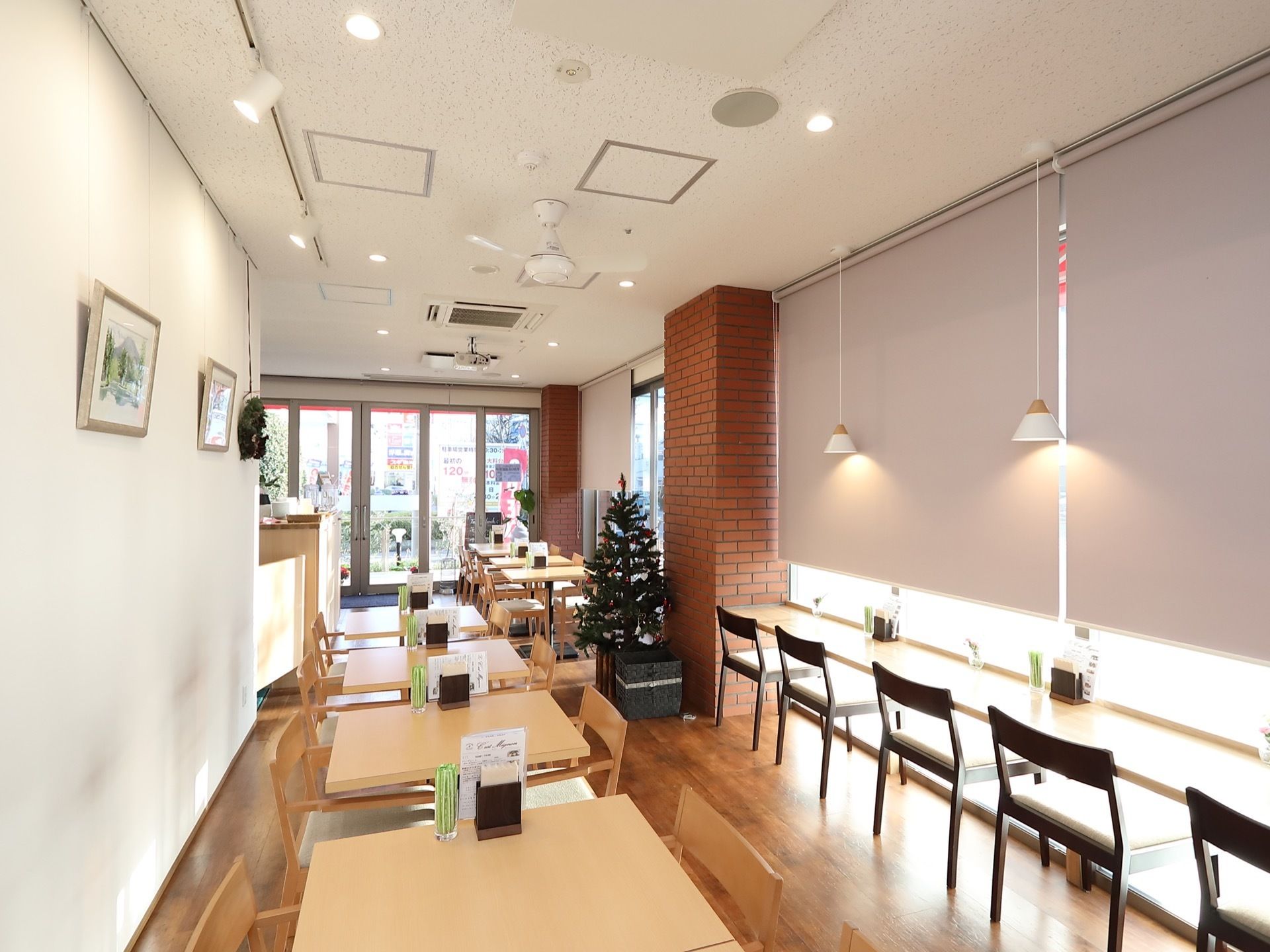 ホテル内にあるような明るくおしゃれなカフェである。２人掛けのダイニングテーブルが並んでおり、窓際にはカウンター席がある。