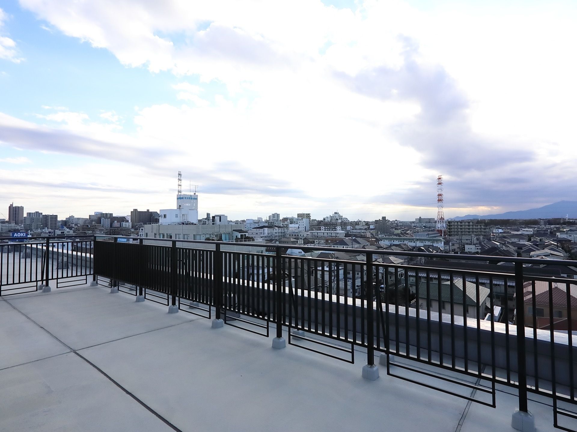 施設内には、周辺が一望できる屋上テラスがある。周りは柵で囲まれていて、全面バリアフリー構造なので安全である。