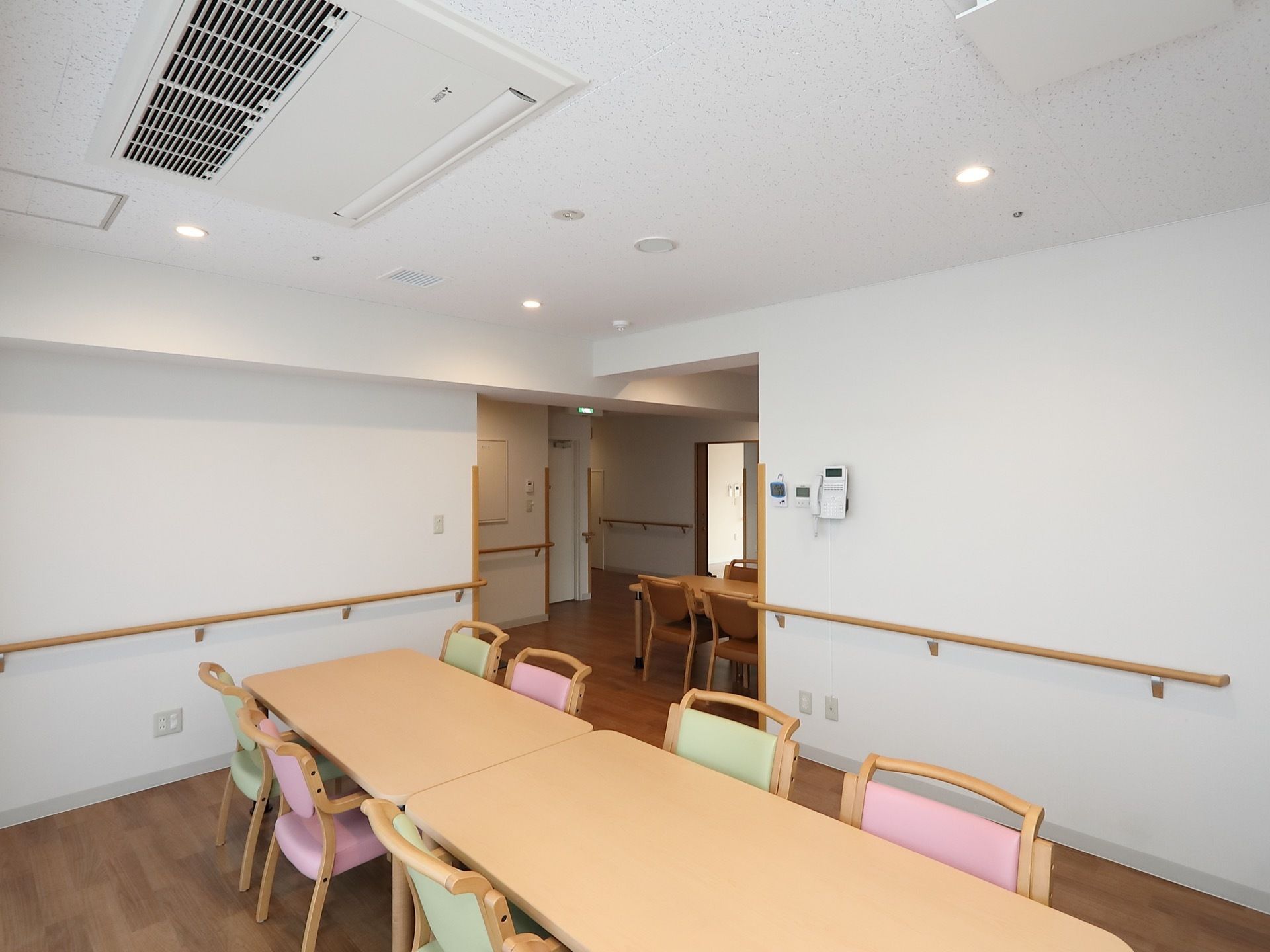 白い壁がさわやかさをかもし出している食堂である。4人掛けのテーブルが完備され、パステルカラーの椅子が食欲を増進させる。
