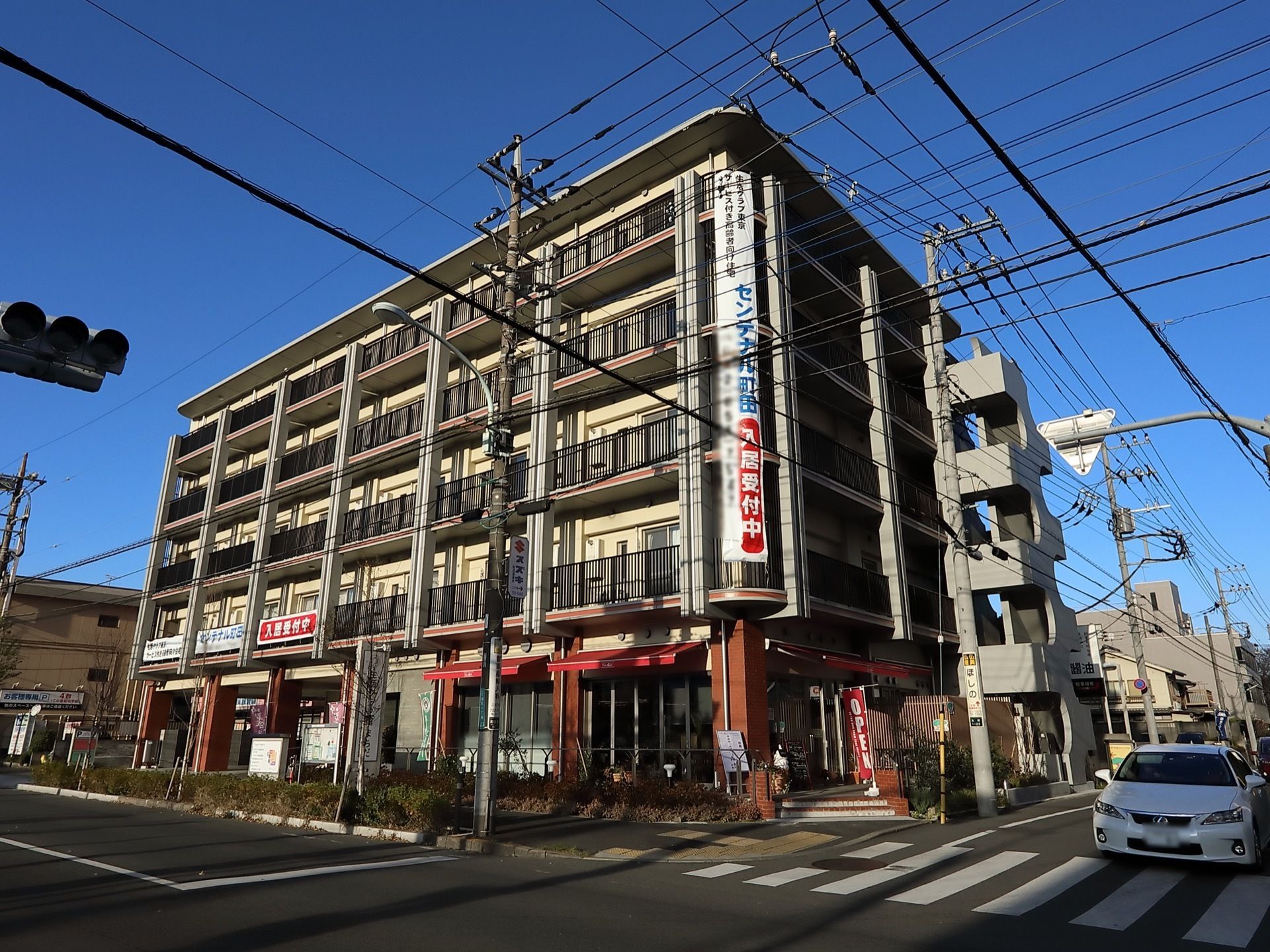 マンションを思わせるような５階建ての建物である。周辺や１階には店舗があるので、買い物に行くには便利である。