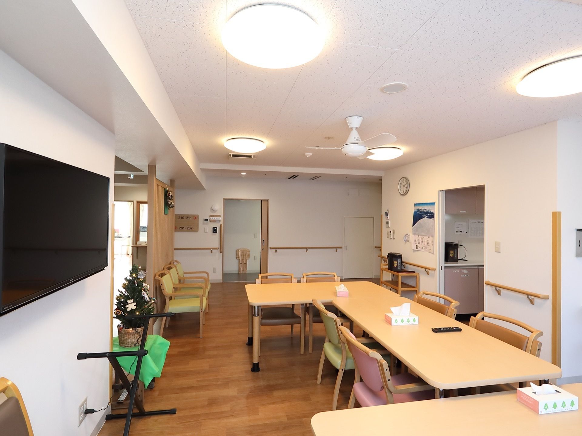 明るく開放感のある食堂である。大型液晶テレビが壁に完備されている。LEDライトが４個あるので明るい。