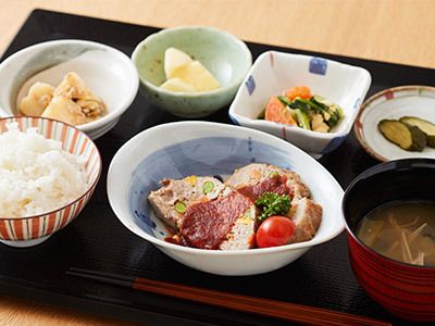 ご飯と味噌汁とおしんこが付いた献立