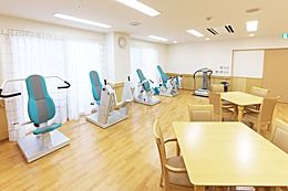 運動器具とテーブルの部屋