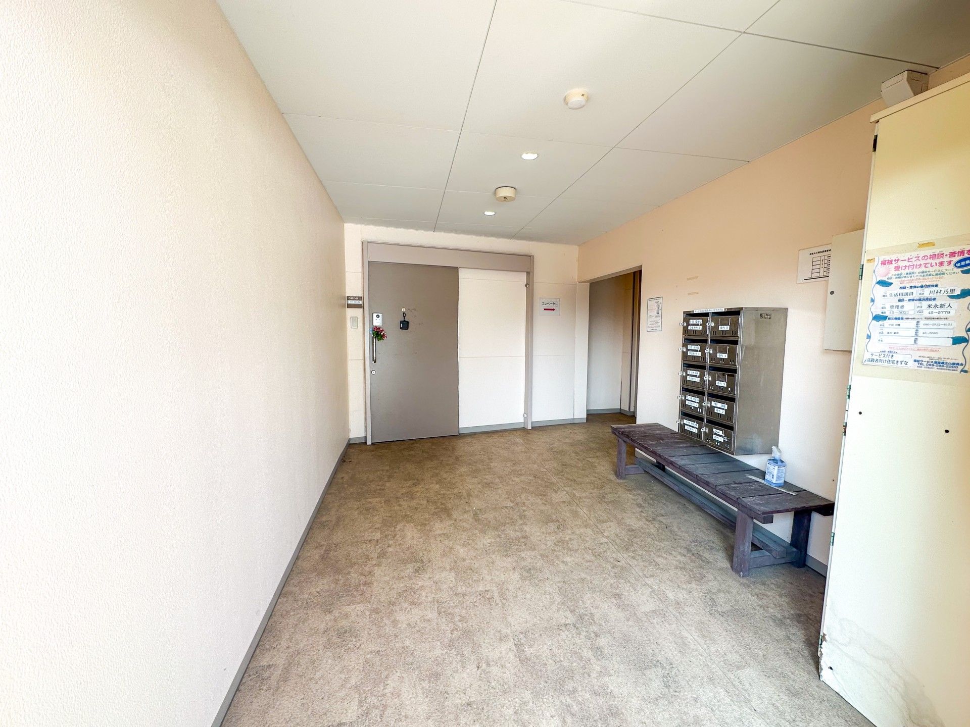 落ち着いた雰囲気の廊下