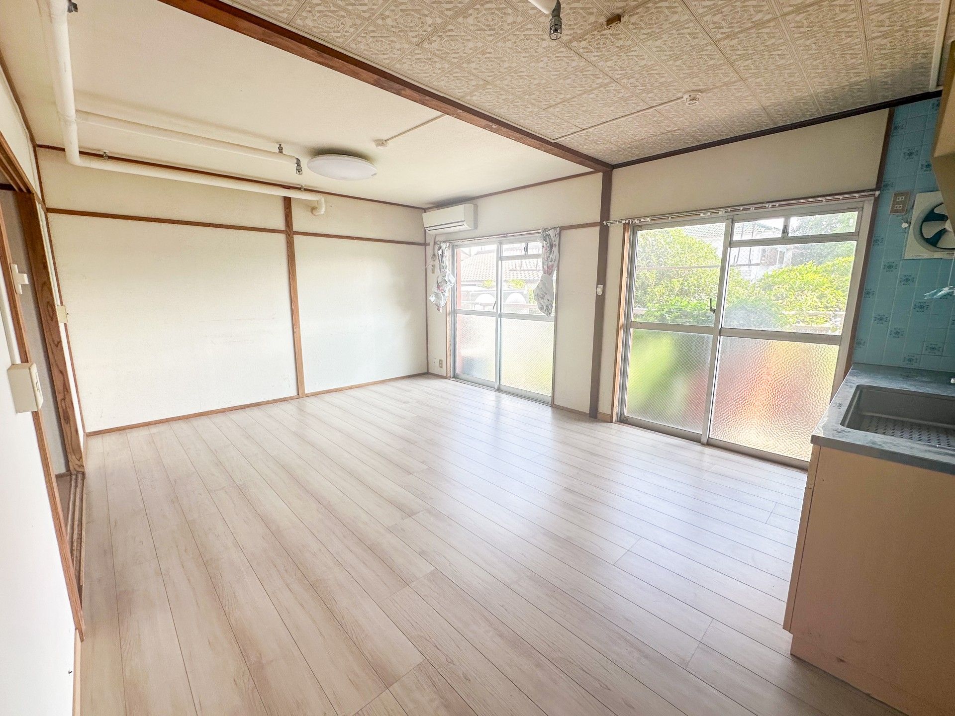 日差しが入る広い部屋