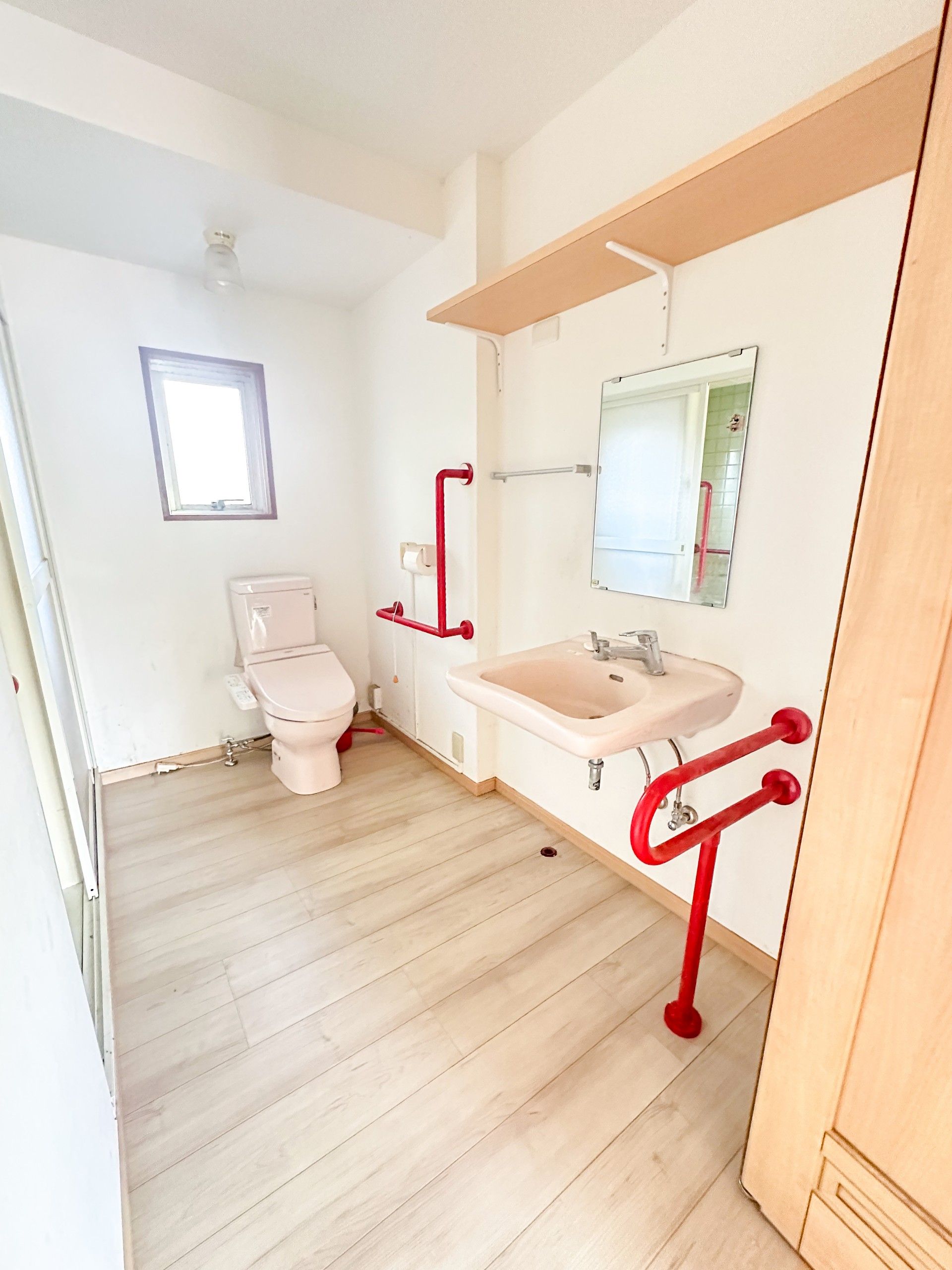 手すり付きのトイレ