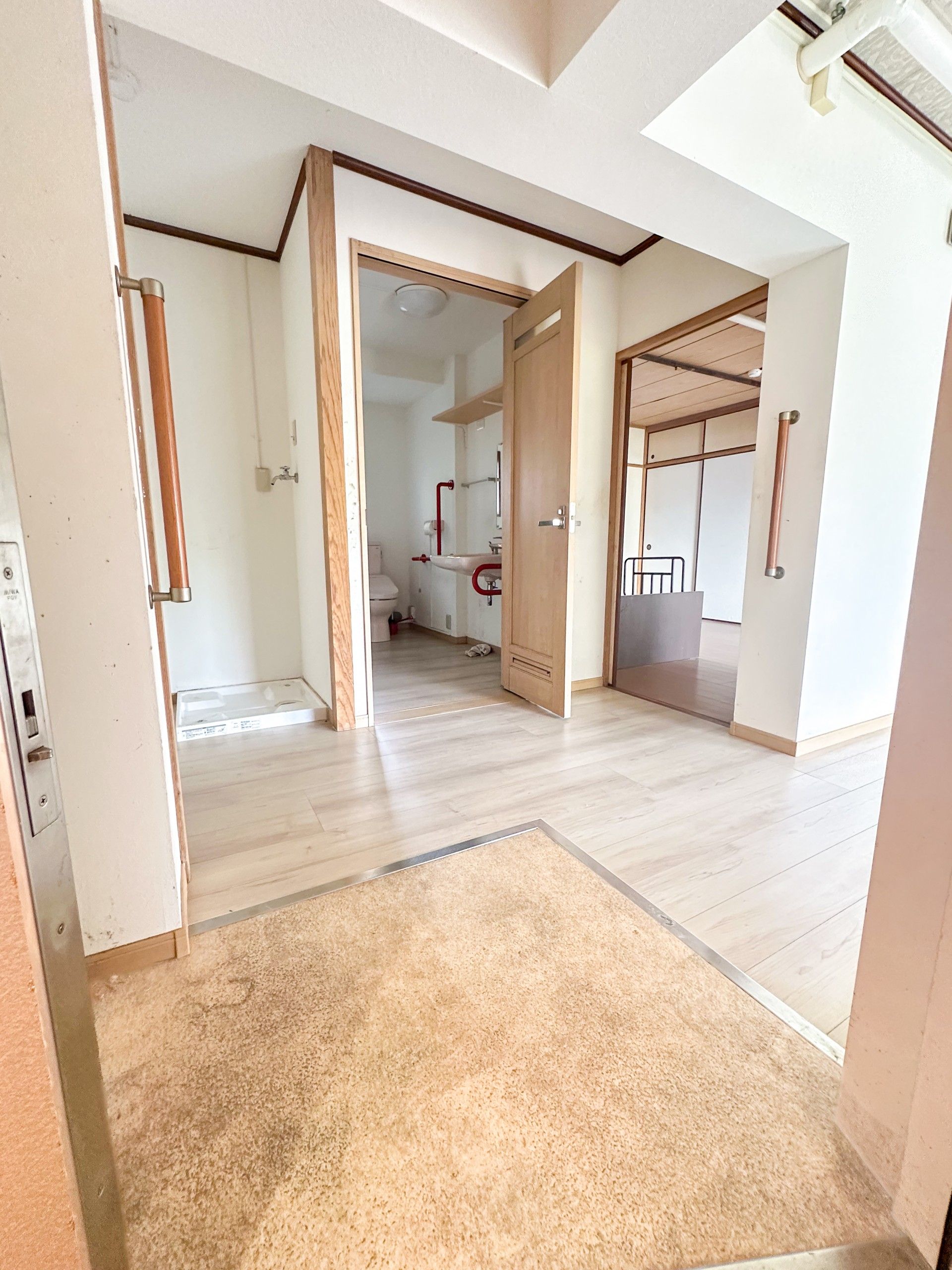 清潔な洗面所と居室