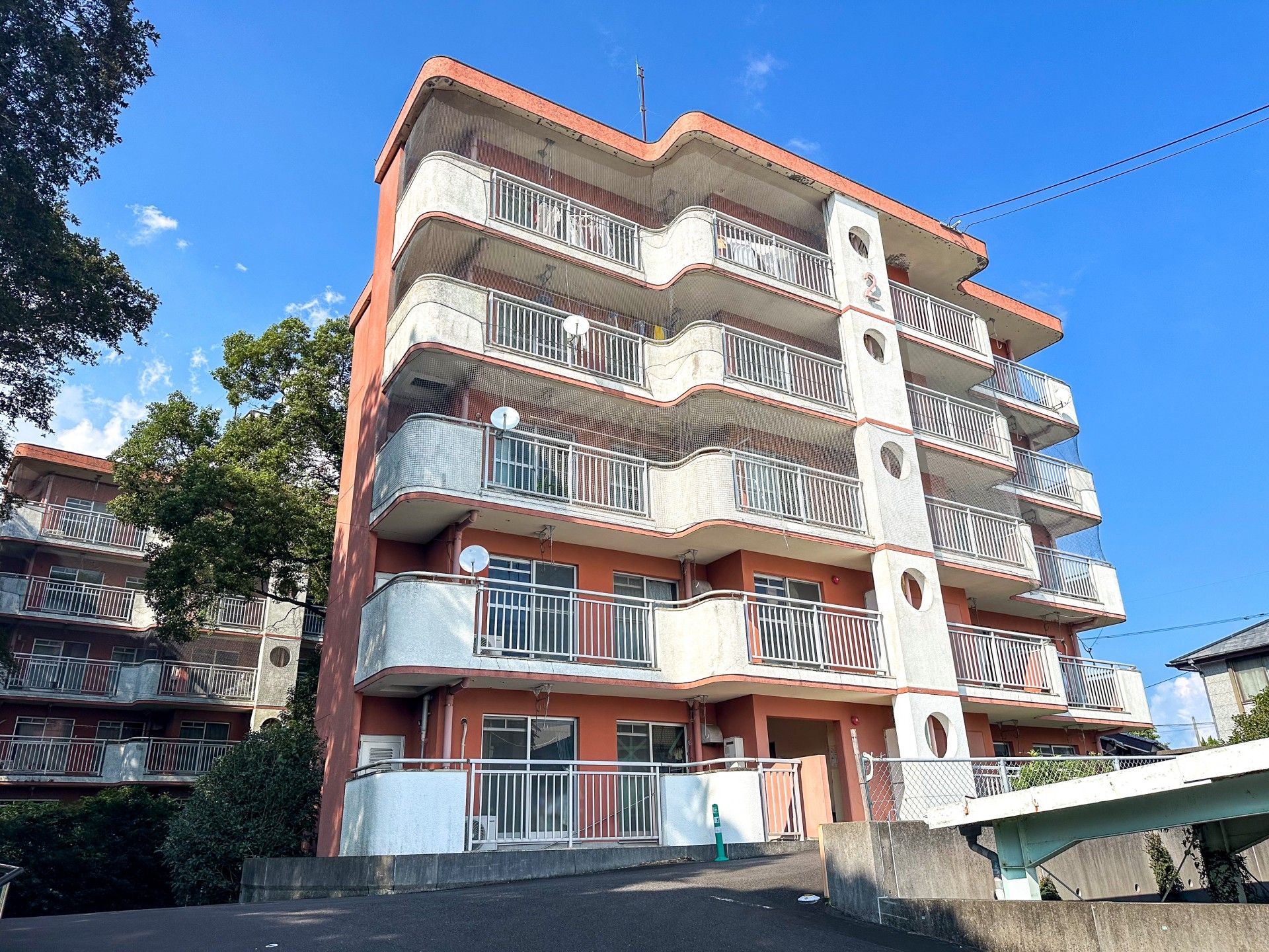 青空の下の建物外観