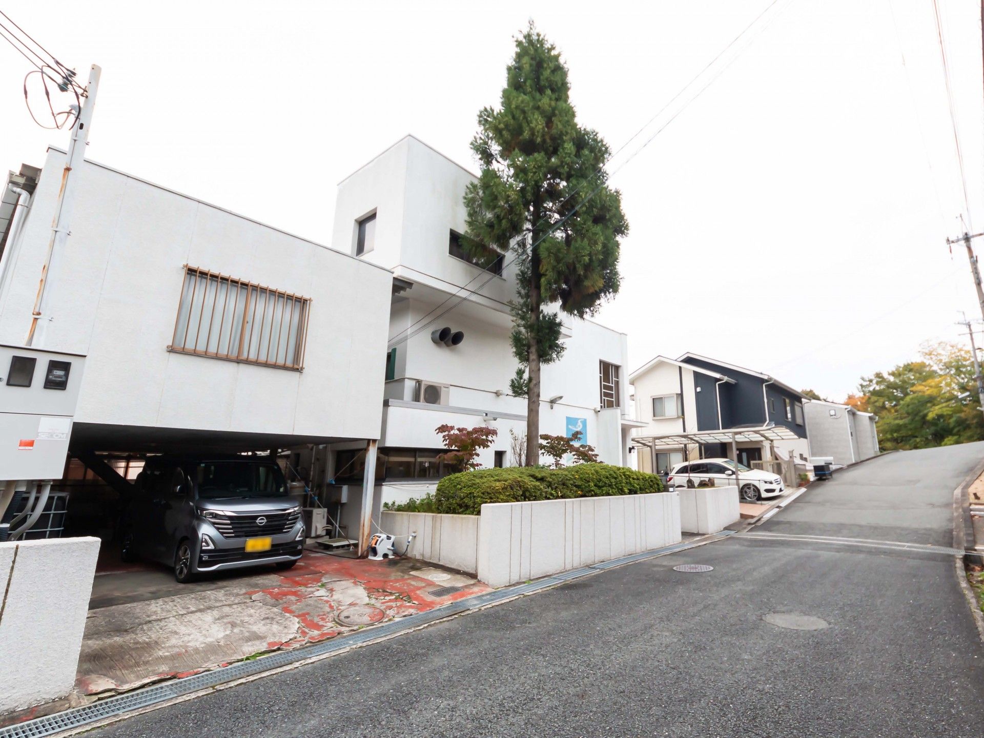 白い建物の外観