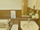 介護施設の明るいトイレ空間
