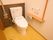 L型手すりが設置され、段差ができる限り取り除かれているトイレ
