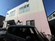 介護施設の外観と駐車場