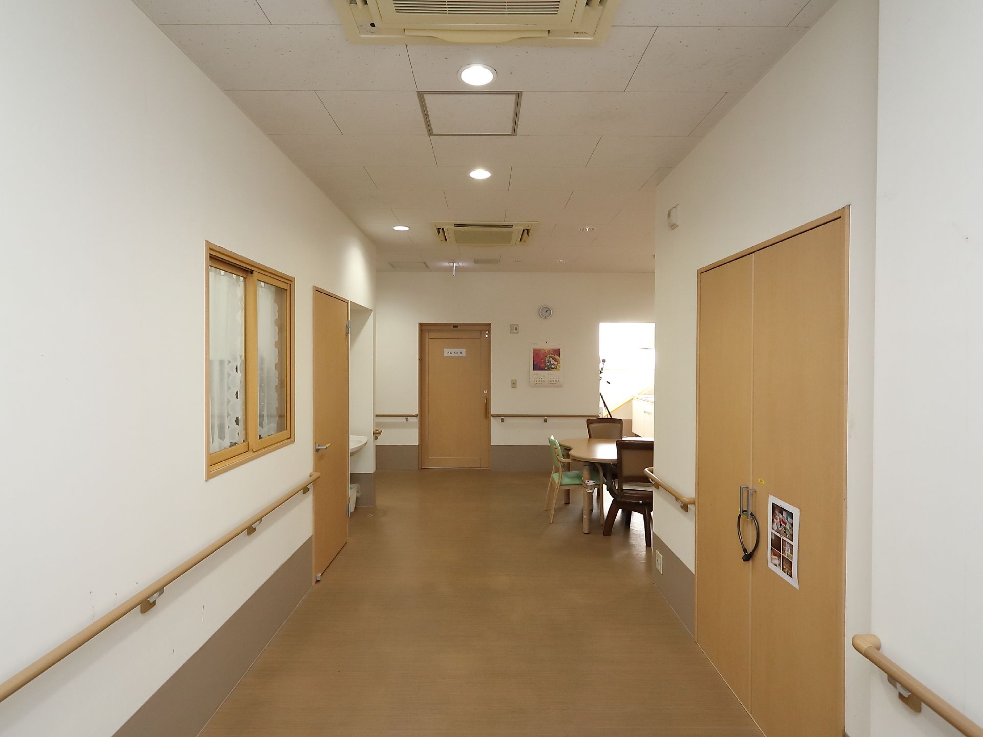 廊下はまっすぐで両サイドに手すりが付いている。居室は引き戸で開け閉めが楽にできる。