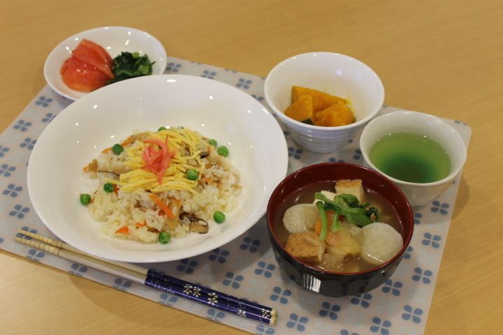 ちらし寿司とかぼちゃの煮物とトマトやほうれん草のおひたし