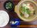 鳥邊中心の夕食メニュー。ごはん、漬物などがある
