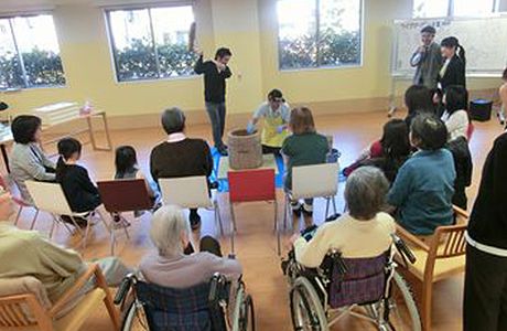 レクリエーションの風景。餅つき大会をしている様子