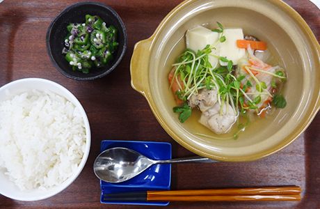 鍋をメインにした夕食メニュー。ごはん、添え物がある