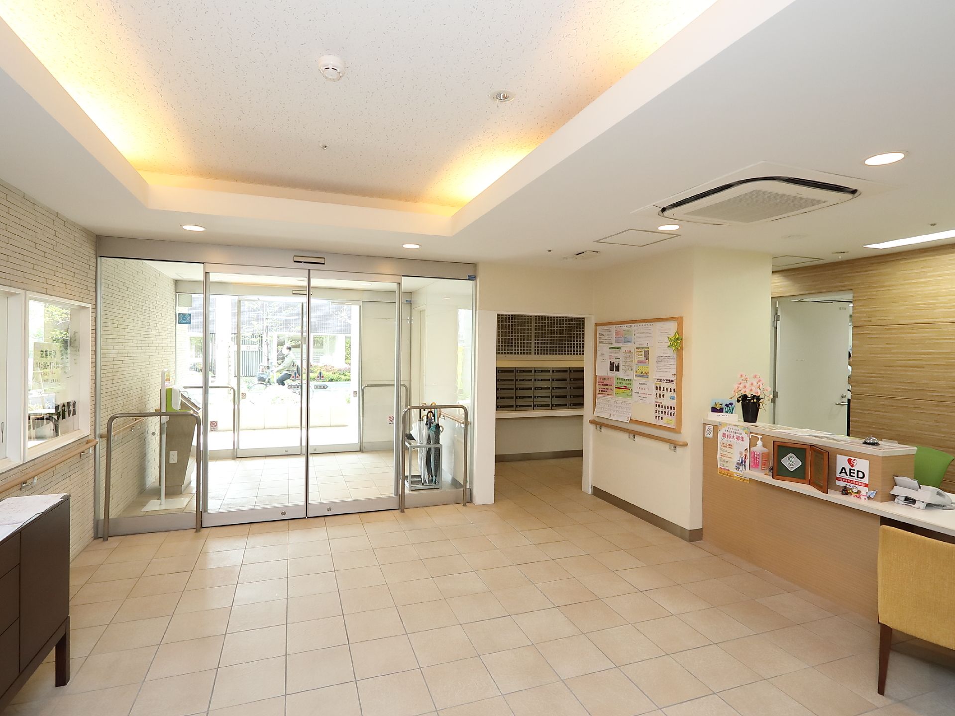 郵便受けや掲示板、フロントがある入り口すぐのフロア
