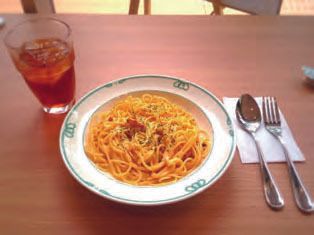 皿に盛り付けられたスパゲッティ