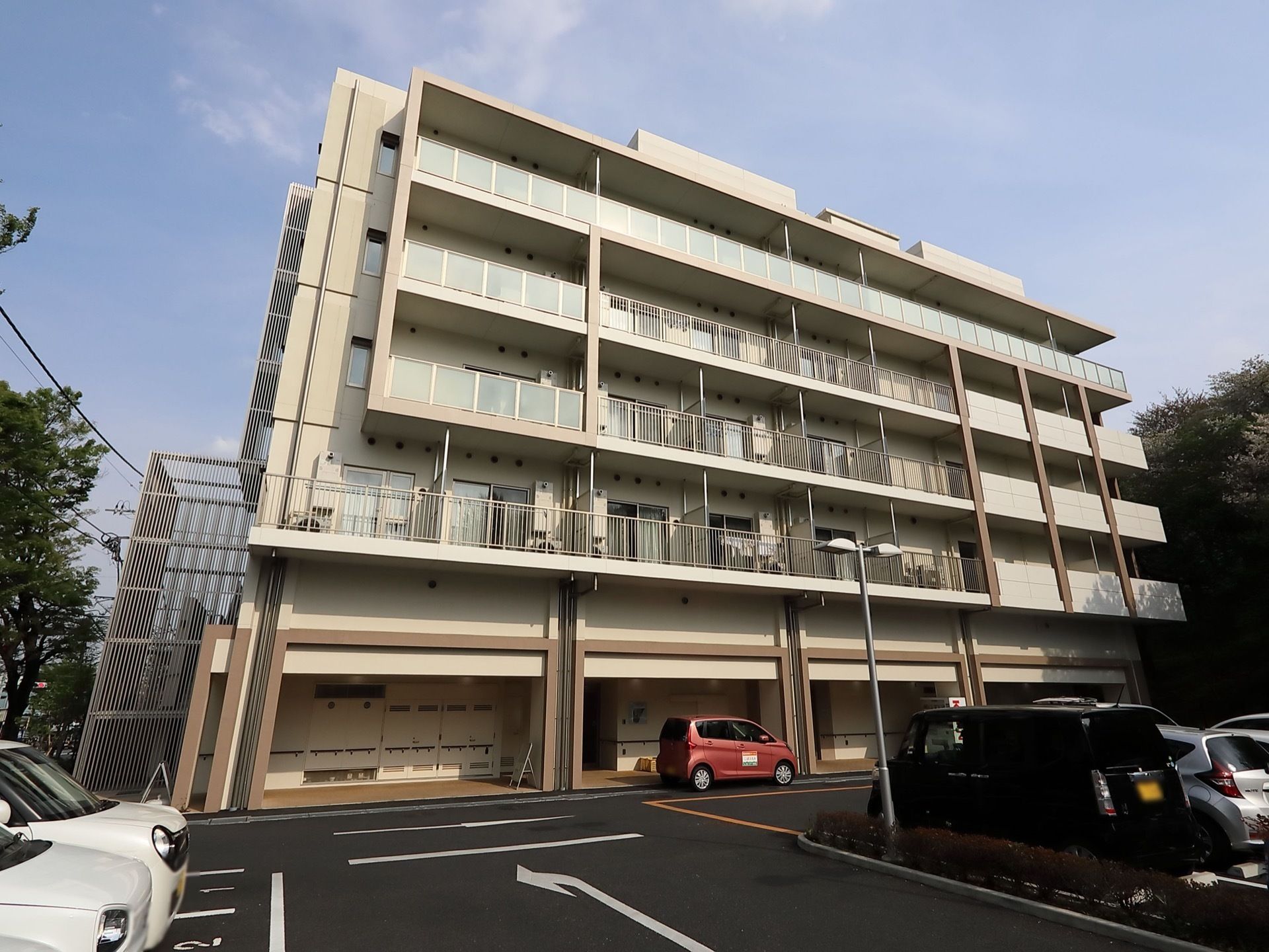 落ち着いた住宅街に建つ、施設の外観である。駐車スペースが充実しており、公共交通はもちろん、お車での来訪にも大変便利である。
