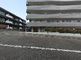 静かな住宅街の建物外観