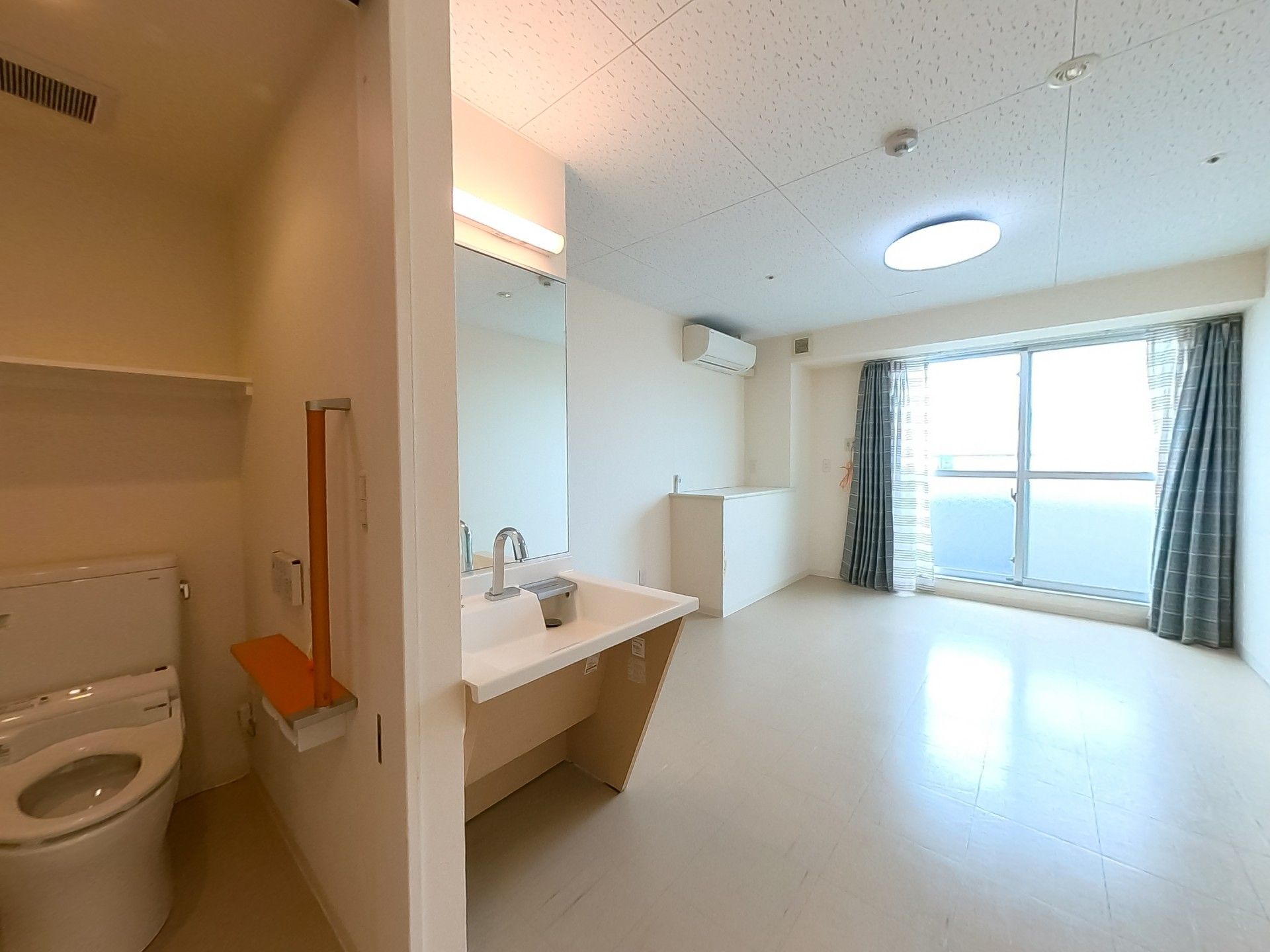明るい個室と洗面所