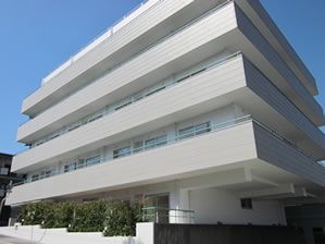 白い外観の建物