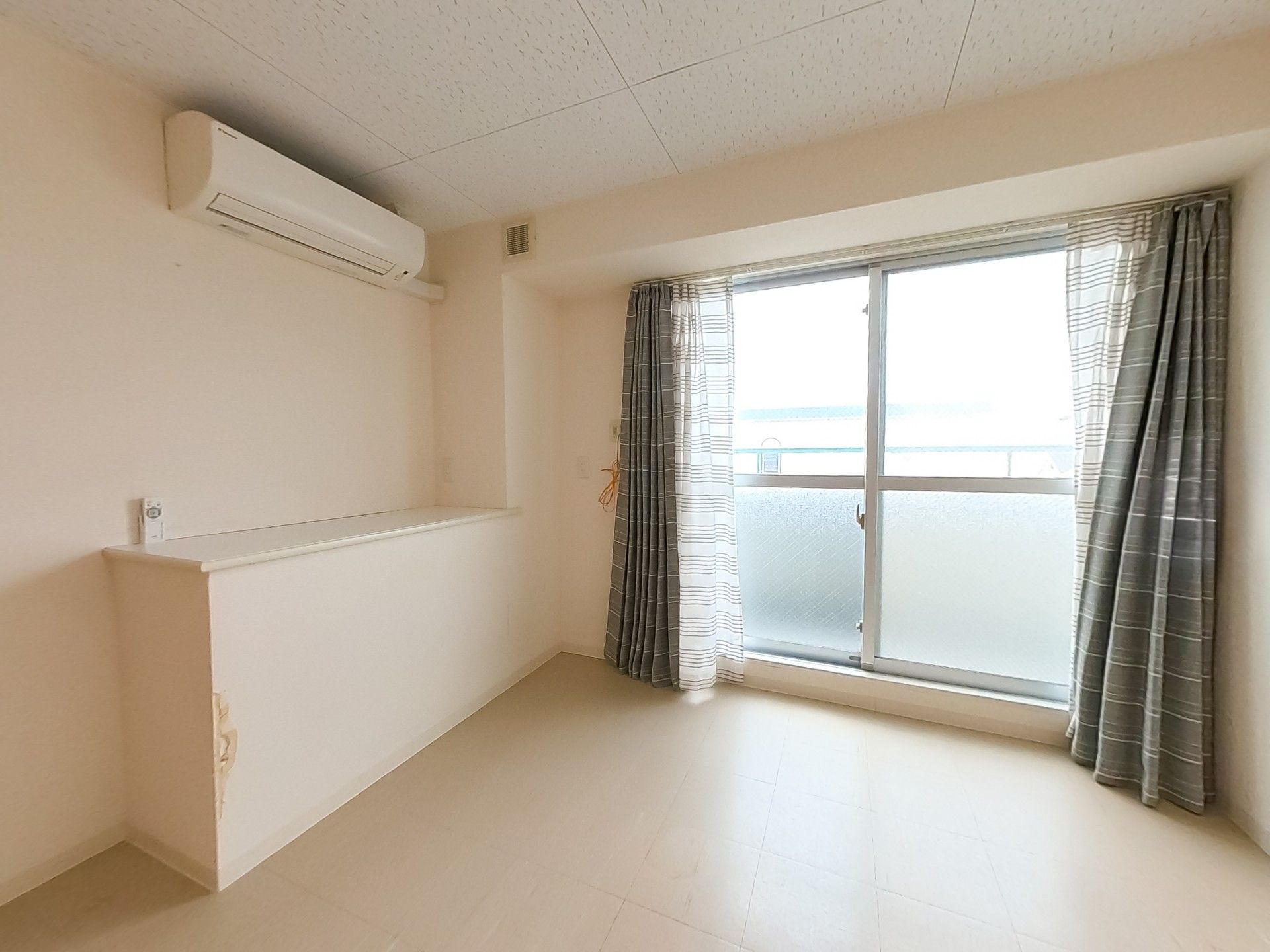 窓際の明るい部屋