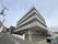 白い外壁の建物