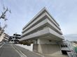 白い外壁の建物
