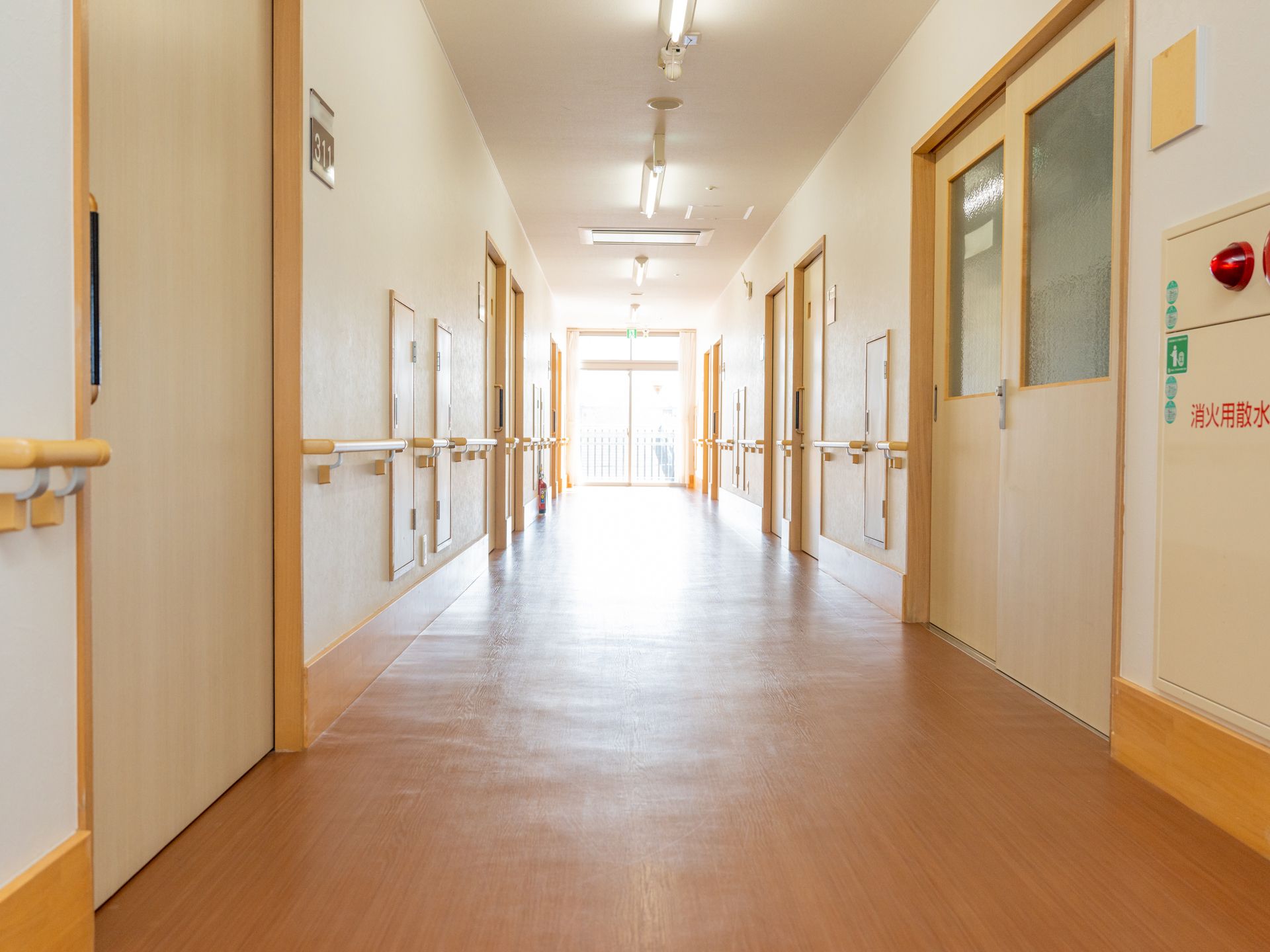 手すりが取り付けられ、段差のない廊下