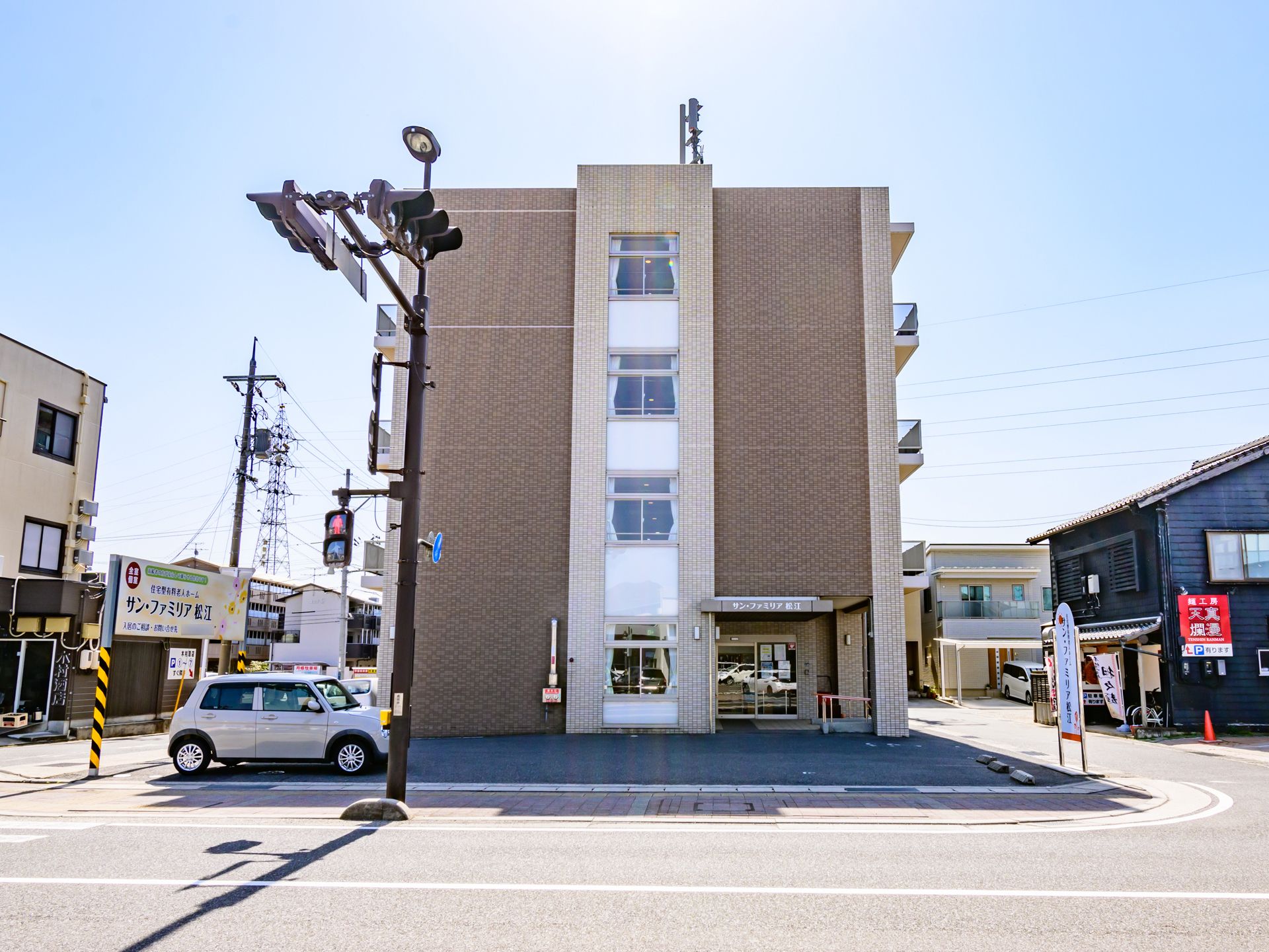 4階建ての住宅型有料老人ホームの外観