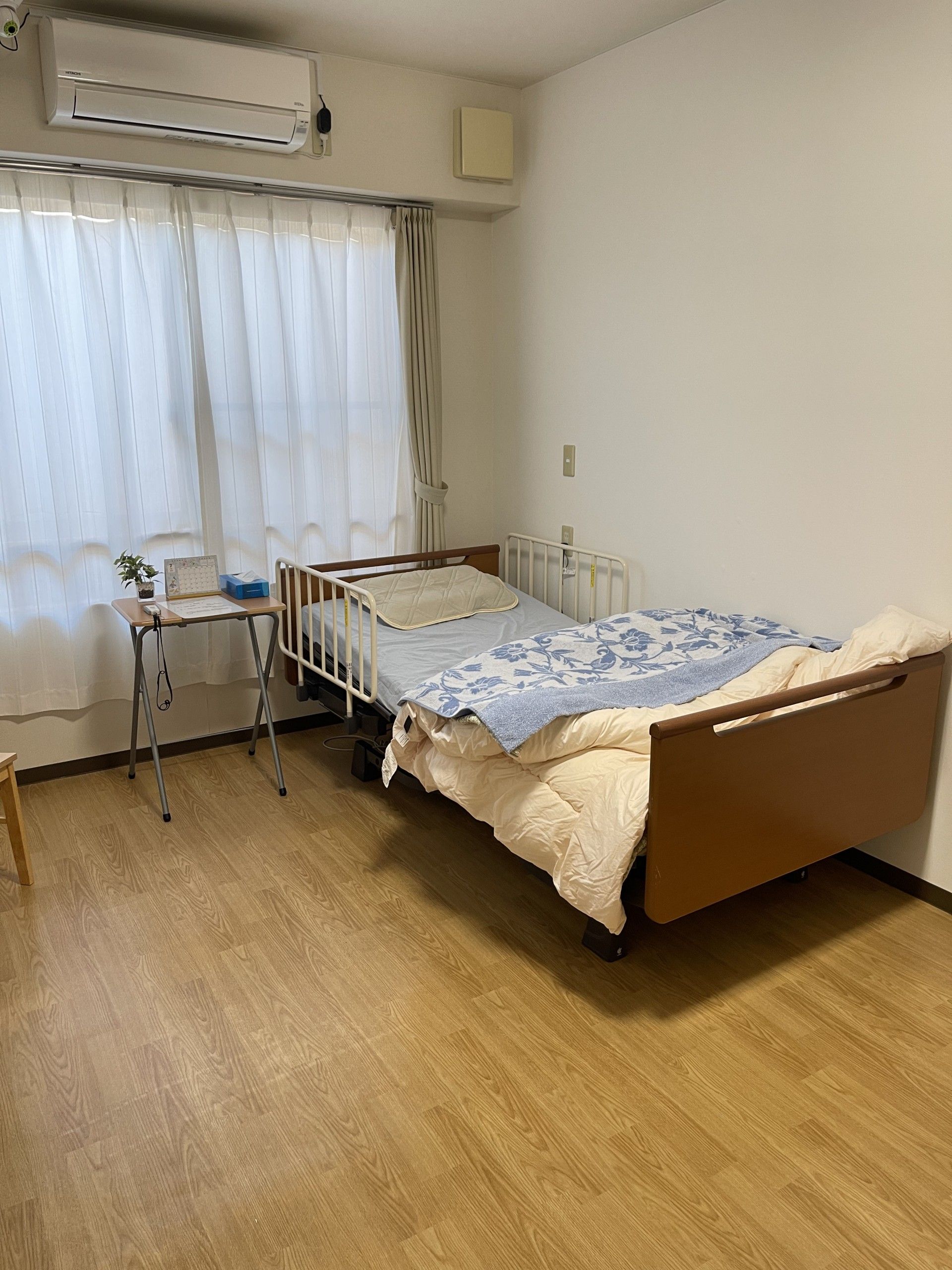 ベッドと窓のある部屋