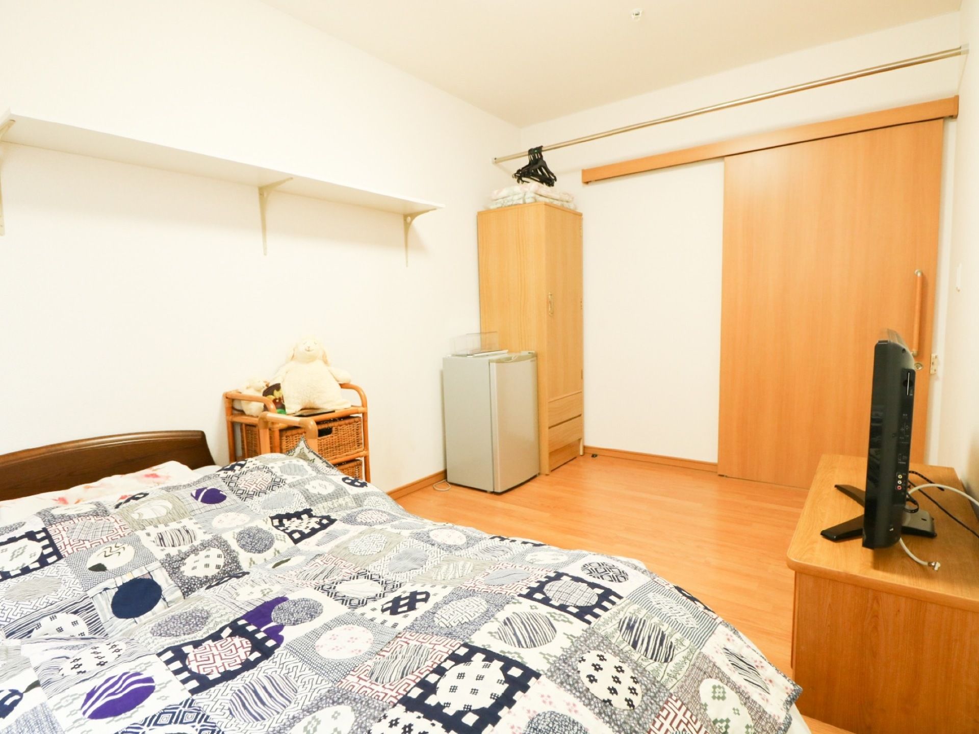 居室の扉の上部には、ハンガーポールが渡らせられている。壁には上板が設置され、物を置けるようになっている。