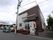 周囲に高い建物のない、閑静な住宅地に立地する2階建ての施設である。手すり付きのスロープが完備されている。