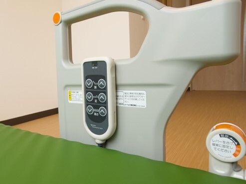 介護用ベッドの操作部分をアップにした写真。電動で動くタイプのベッド