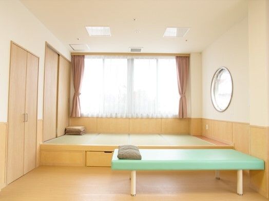たたみの小上がりがあるスペース。施設内の共有スペースの写真
