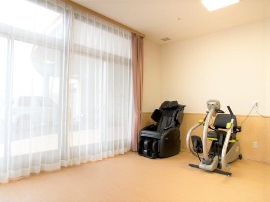 マッサージチェアやトレーニング機器が置いてある施設内のトレーニングルーム