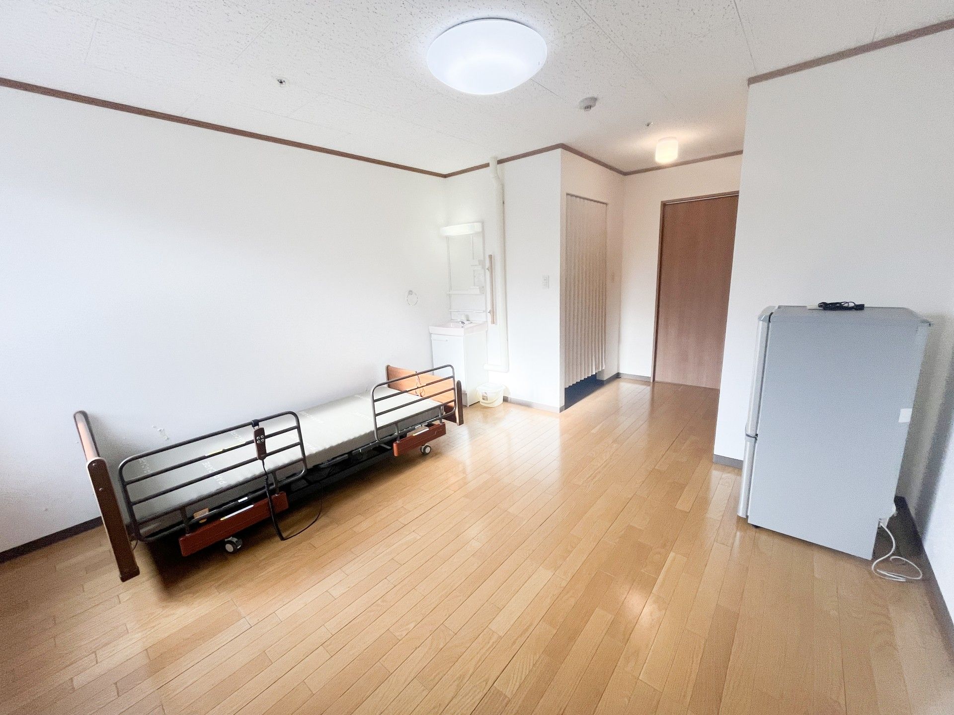車いすの女性に寄り添うスタッフと穏やかな表情の高齢者の様子。やわらかい表情を見せている写真